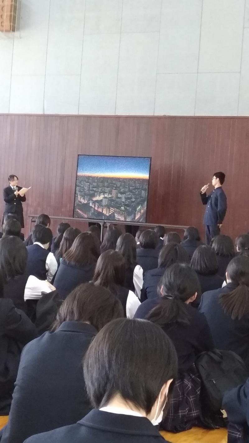 交流会にて。修学旅行中の忘れえぬ風景を作品にしたとのこと。