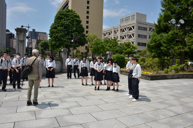 文翔館前でレクチャー