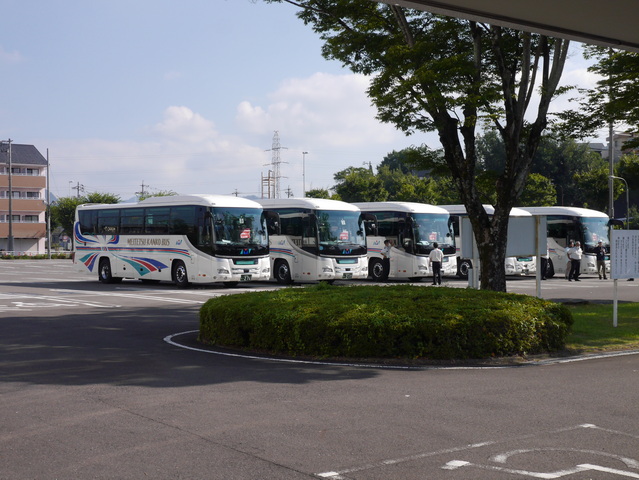 関市文化会館駐車場　バスが待機してます