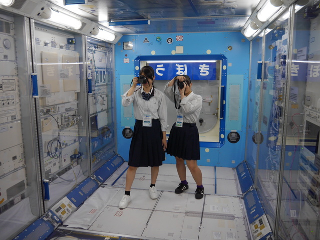 日本の実験棟「きぼう」の実物大模型内にて
