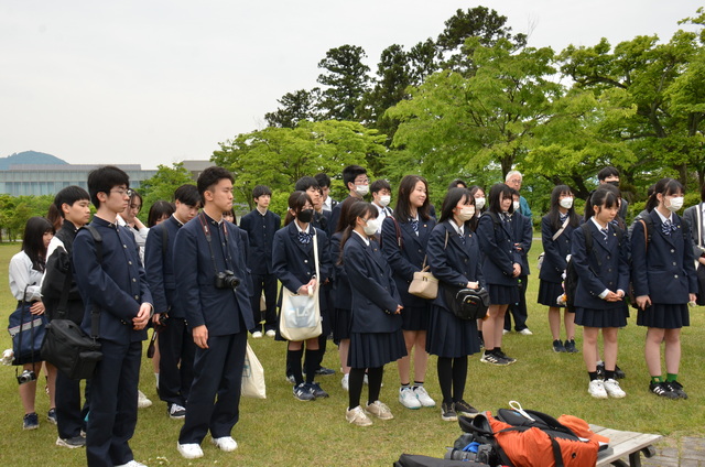 公園内で開会行事
