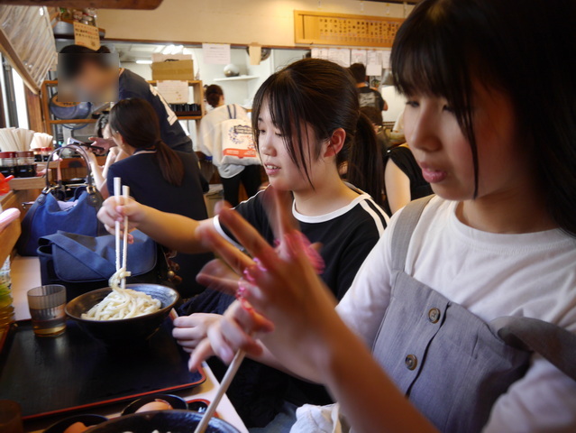 釜バターを堪能　　カウンター席で撮影しにくい