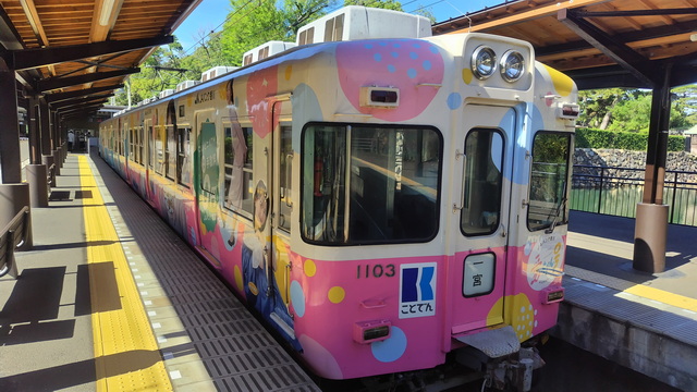 琴電　ピンクのラッピング電車