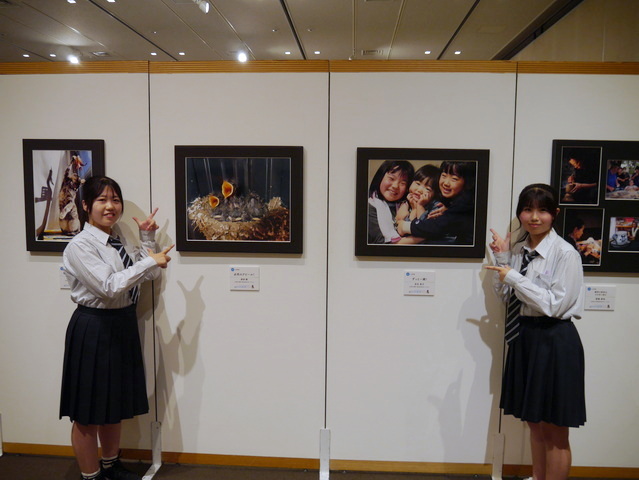 展示会場内の出品作品とともに